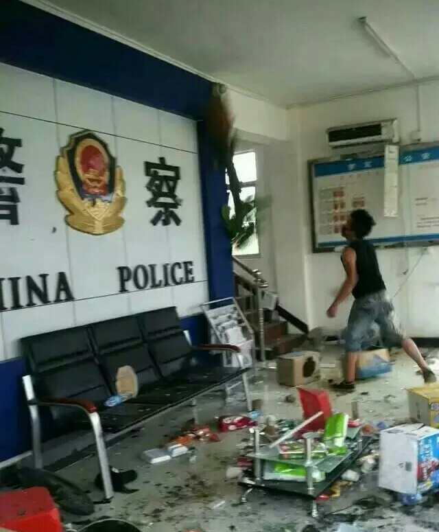 广东罗定村民抗议建垃圾焚烧厂 与警察发生冲突