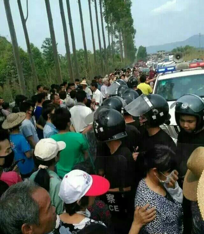 广东罗定村民抗议建垃圾焚烧厂 与警察发生冲突