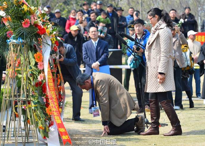 台儿庄胜利77周年：日住持向纪念碑鞠躬