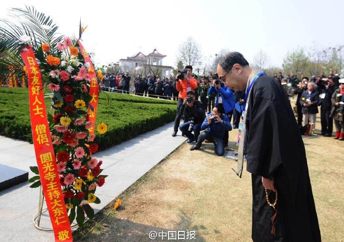 台儿庄胜利77周年：日住持向纪念碑鞠躬