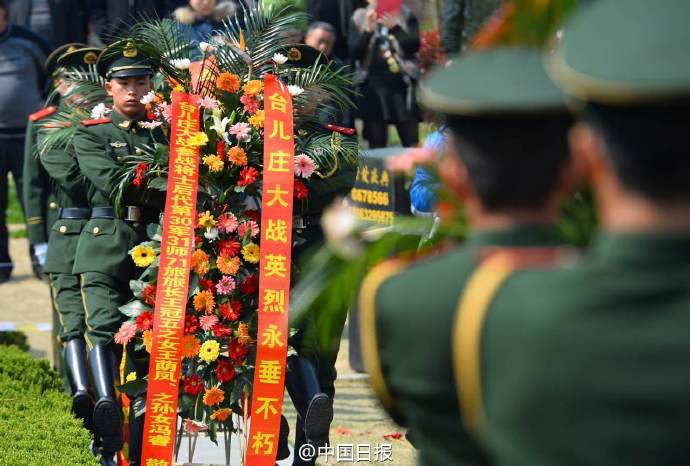 台儿庄胜利77周年：日住持向纪念碑鞠躬