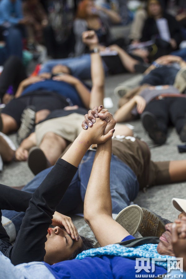 美洛杉矶民众发动“躺尸”示威 抗议暴力执法