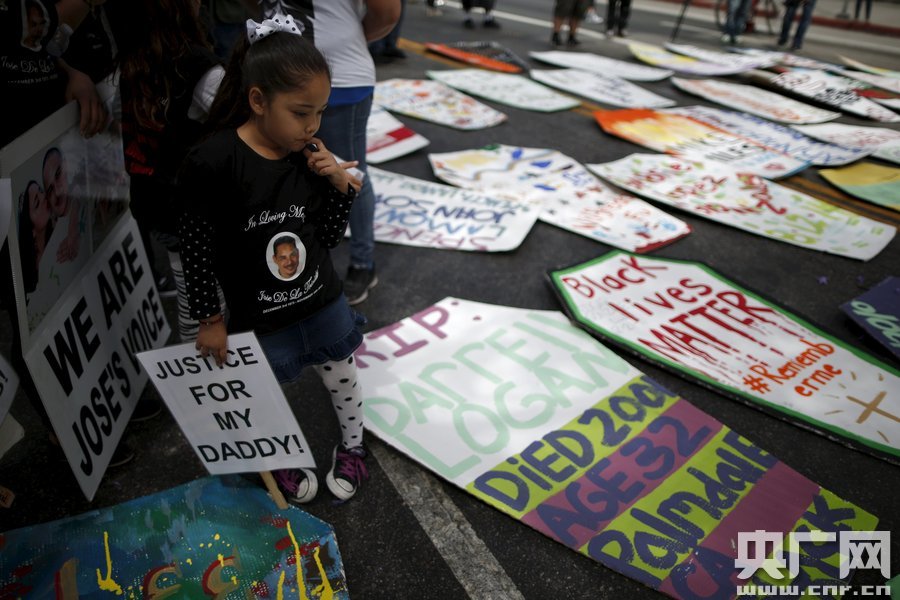 美洛杉矶民众发动“躺尸”示威 抗议暴力执法