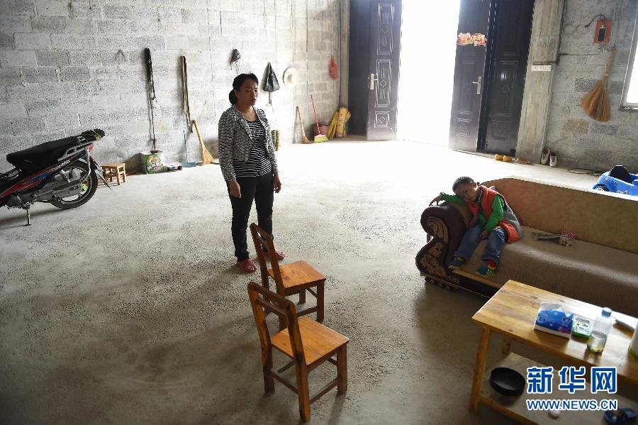 17岁少年辍学打工救弟