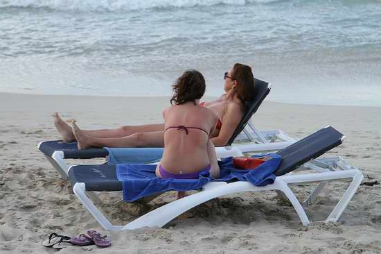 古巴海滩实拍 美女相当开放