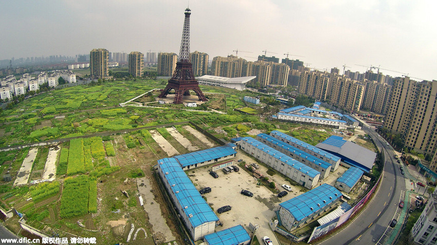杭州山寨埃菲尔铁塔下香榭丽舍大街与工棚菜地同辉