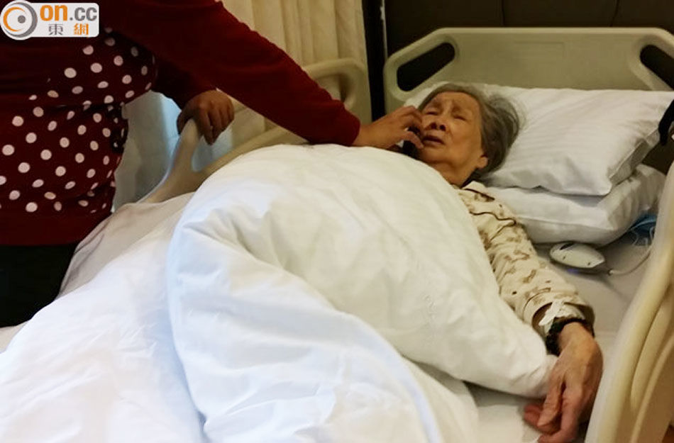 梅艳芳92岁母亲欠租被赶出家门 激动痛哭