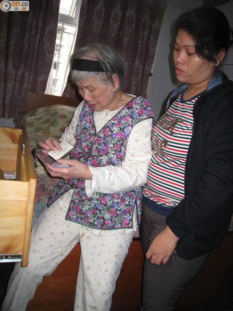 梅艳芳92岁母亲欠租被赶出家门 激动痛哭