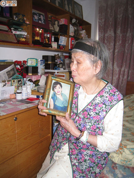 梅艳芳92岁母亲欠租被赶出家门 激动痛哭