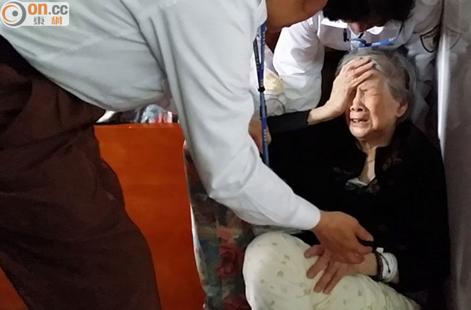 梅艳芳92岁母亲欠租被赶出家门 激动痛哭