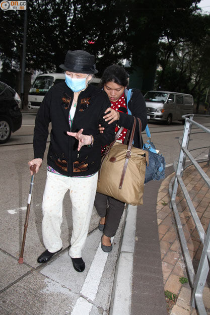 梅艳芳92岁母亲欠租被赶出家门 激动痛哭
