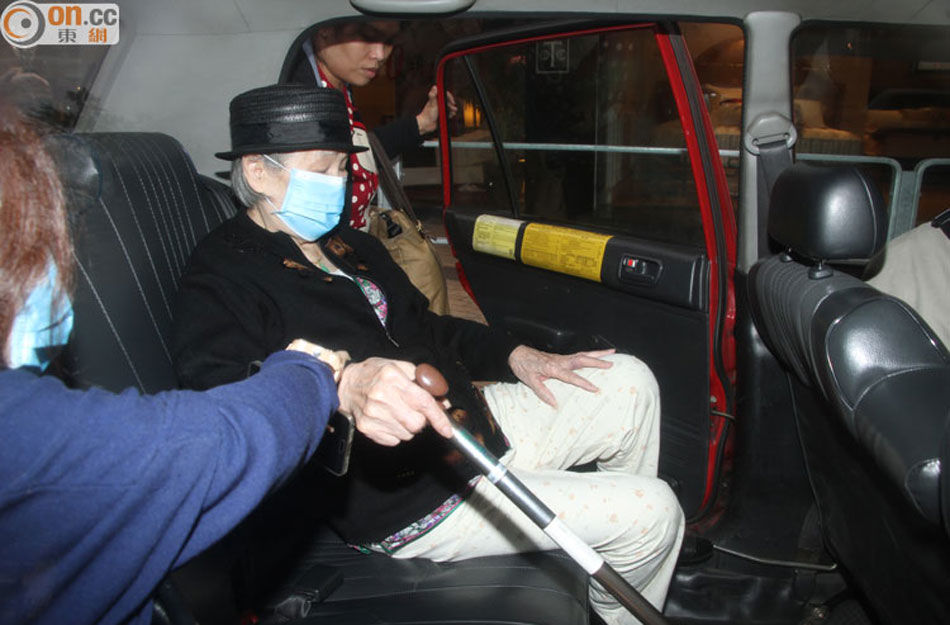 梅艳芳92岁母亲欠租被赶出家门 激动痛哭