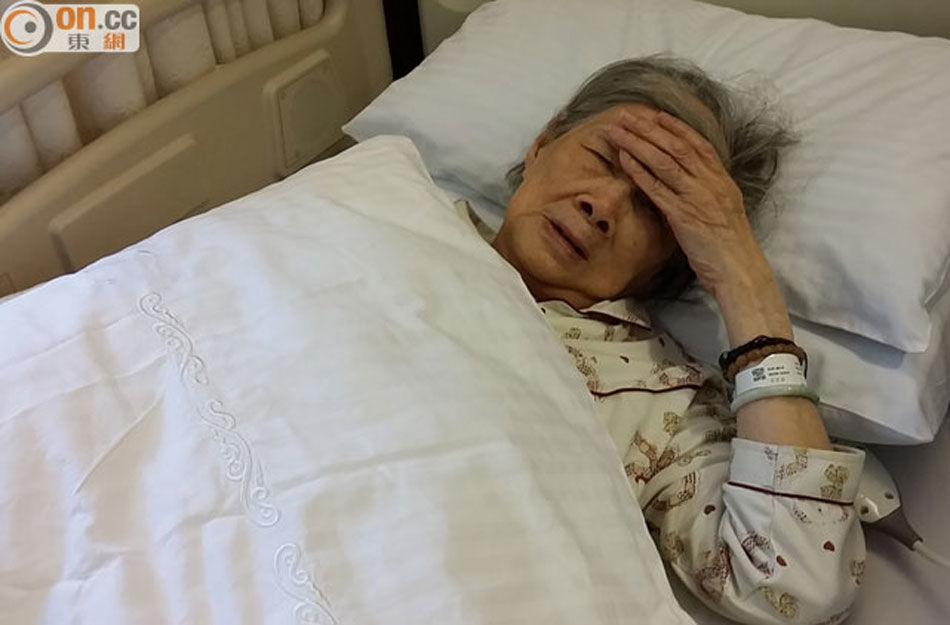 梅艳芳92岁母亲欠租被赶出家门 激动痛哭