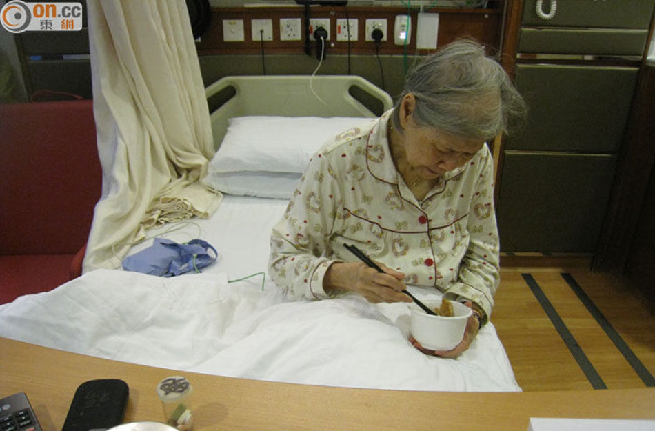 梅艳芳92岁母亲欠租被赶出家门 激动痛哭