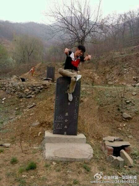清明上坟:3个小伙坐在祖先碑上[3]