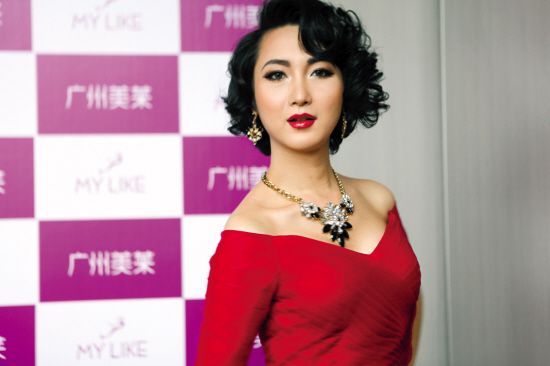 全国道德模范“刘婷”变性后亮相 美艳动人