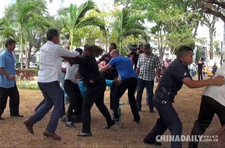 巴拿马：古巴支持者和反对者大使馆外拳打脚踢