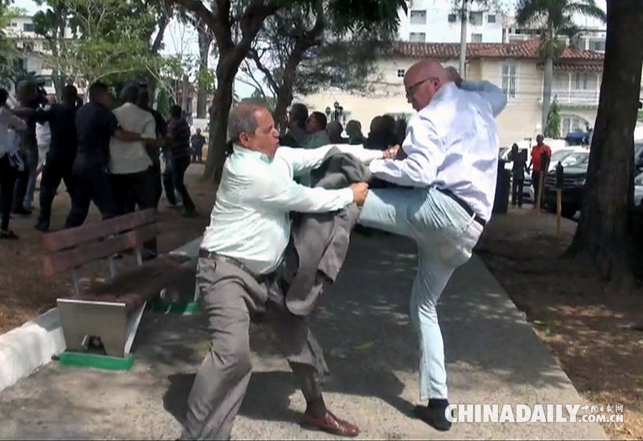 巴拿马：古巴支持者和反对者大使馆外拳打脚踢