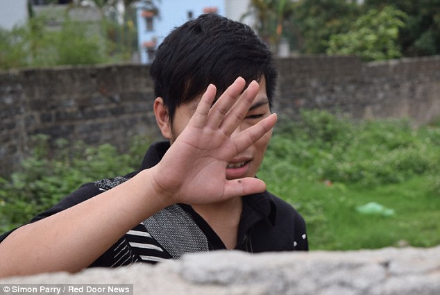 暗访越南屠宰场：切熊掌 抽熊胆