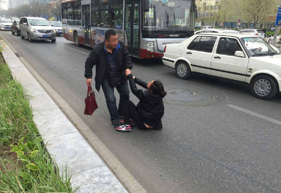 女贼偷车被抓后跪地求饶一幕