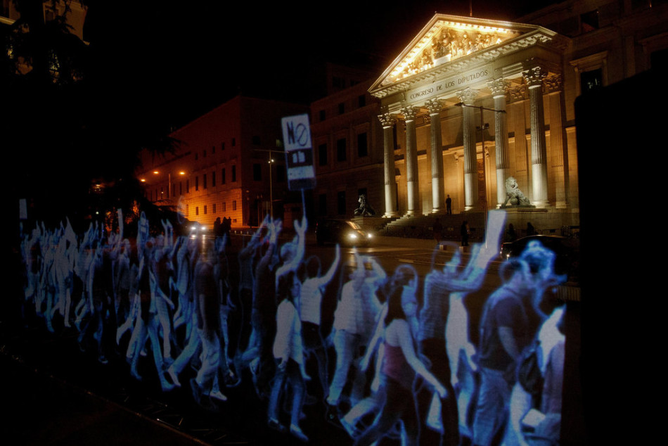 西班牙议会前现“鬼魂”抗议