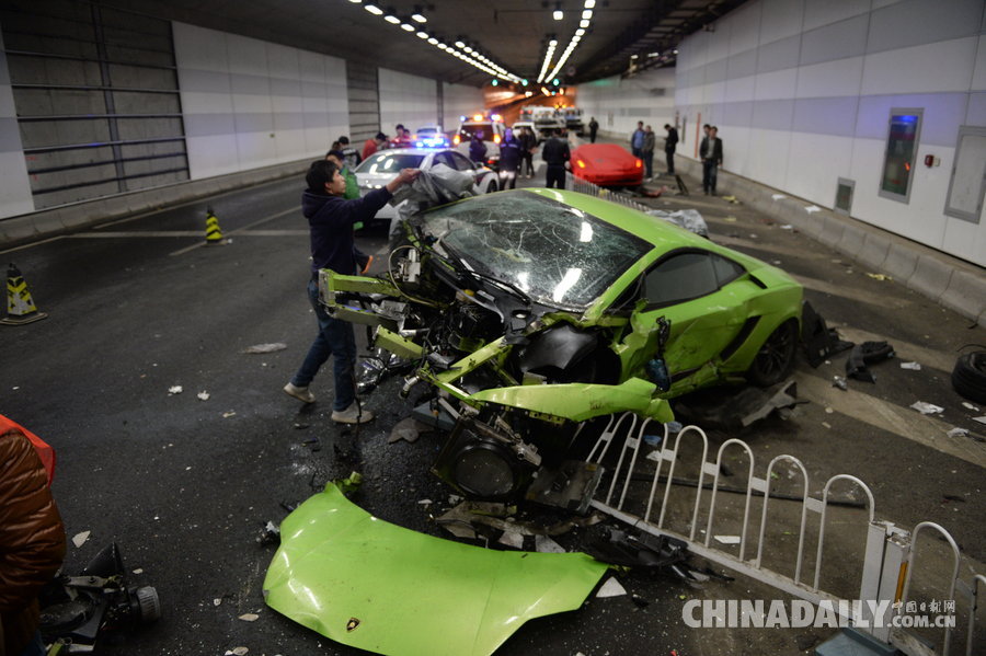 北京鸟巢附近一法拉利与兰博基尼隧道内飙车相撞 