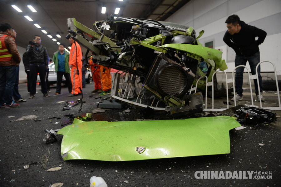 北京鸟巢附近一法拉利与兰博基尼隧道内飙车相撞 