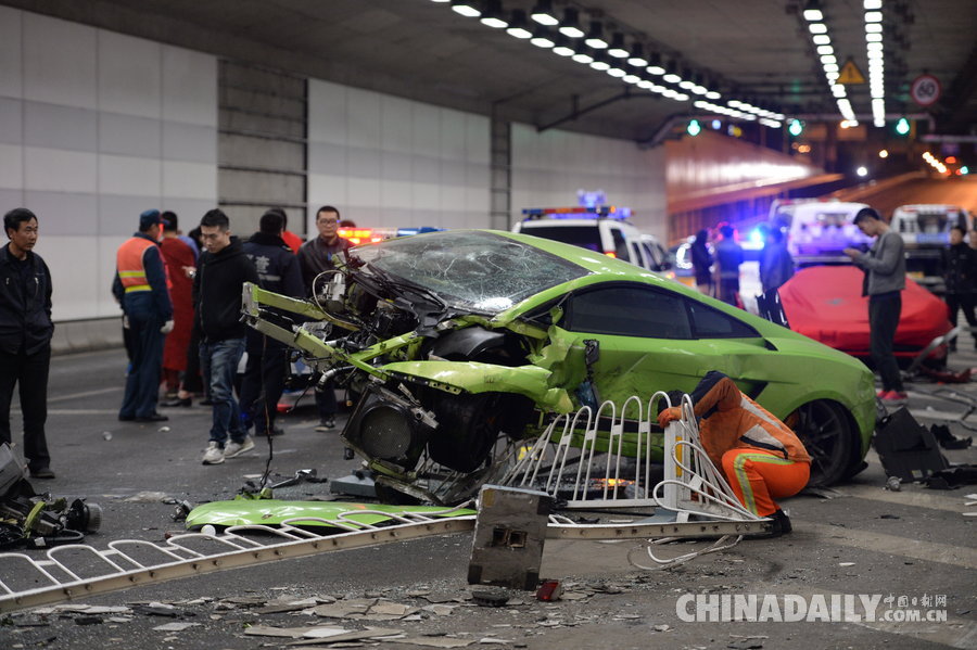 北京鸟巢附近一法拉利与兰博基尼隧道内飙车相撞 