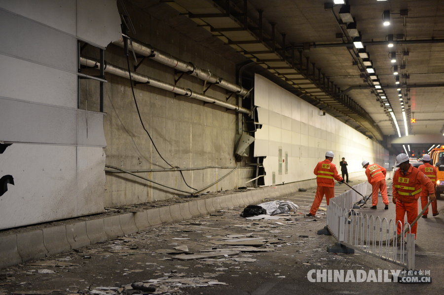 北京鸟巢附近一法拉利与兰博基尼隧道内飙车相撞 