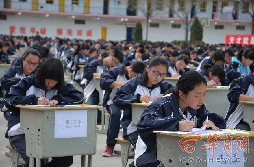 陕西宜川1700余名考生操场考试 随光照改变座位方向