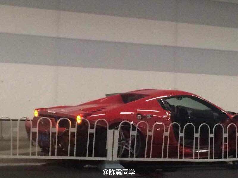 北京鸟巢附近一法拉利与兰博基尼隧道内飙车相撞 