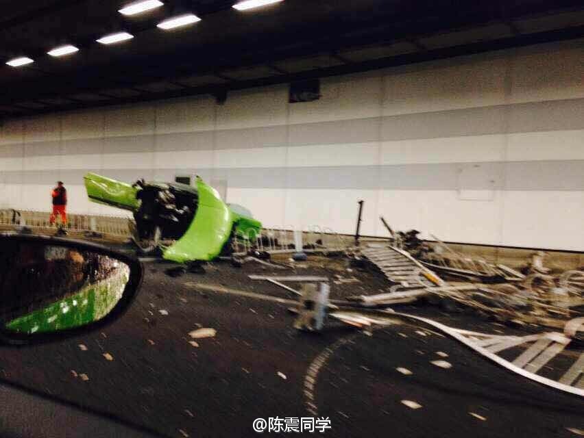 北京鸟巢附近一法拉利与兰博基尼隧道内飙车相撞 