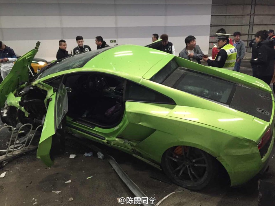 北京鸟巢附近一法拉利与兰博基尼隧道内飙车相撞 
