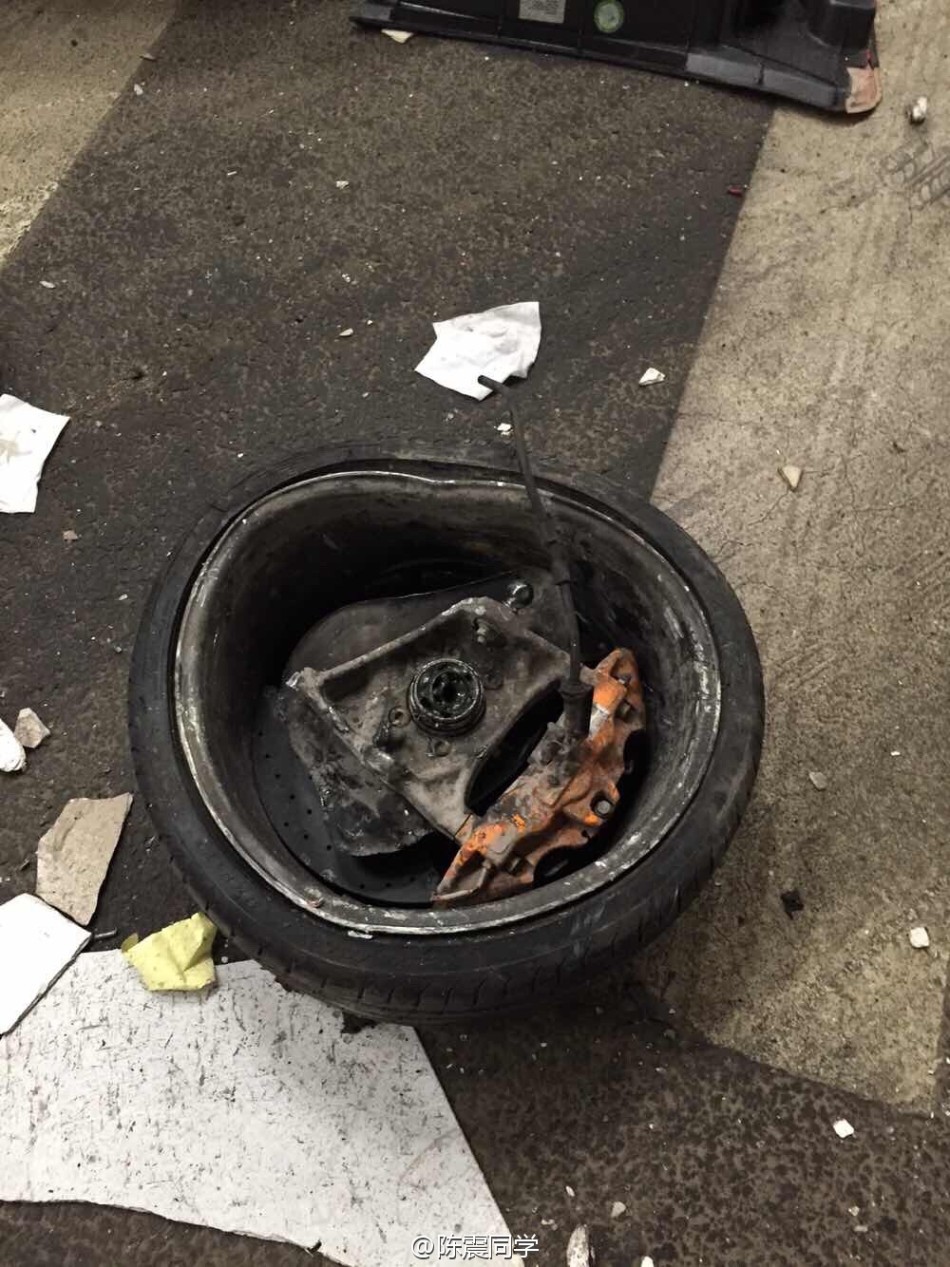 北京鸟巢附近一法拉利与兰博基尼隧道内飙车相撞 