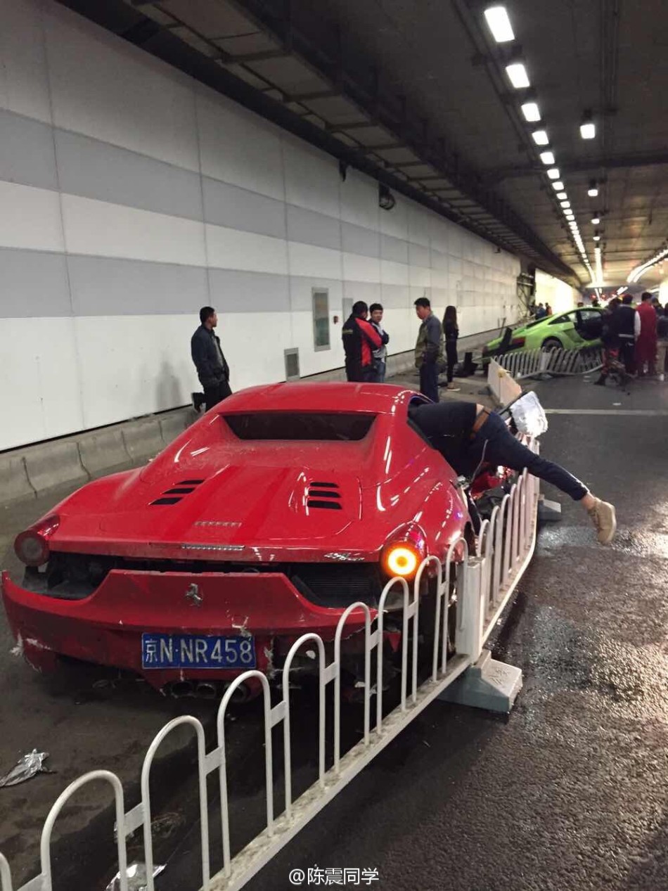 北京鸟巢附近一法拉利与兰博基尼隧道内飙车相撞 
