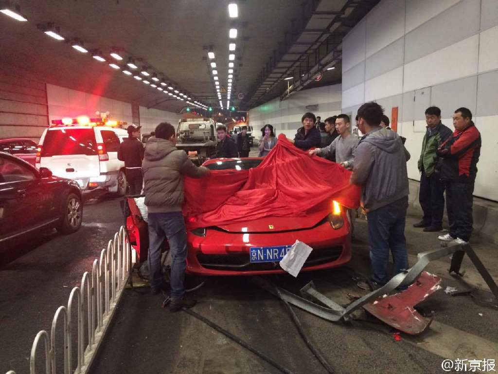 北京鸟巢附近一法拉利与兰博基尼隧道内飙车相撞 