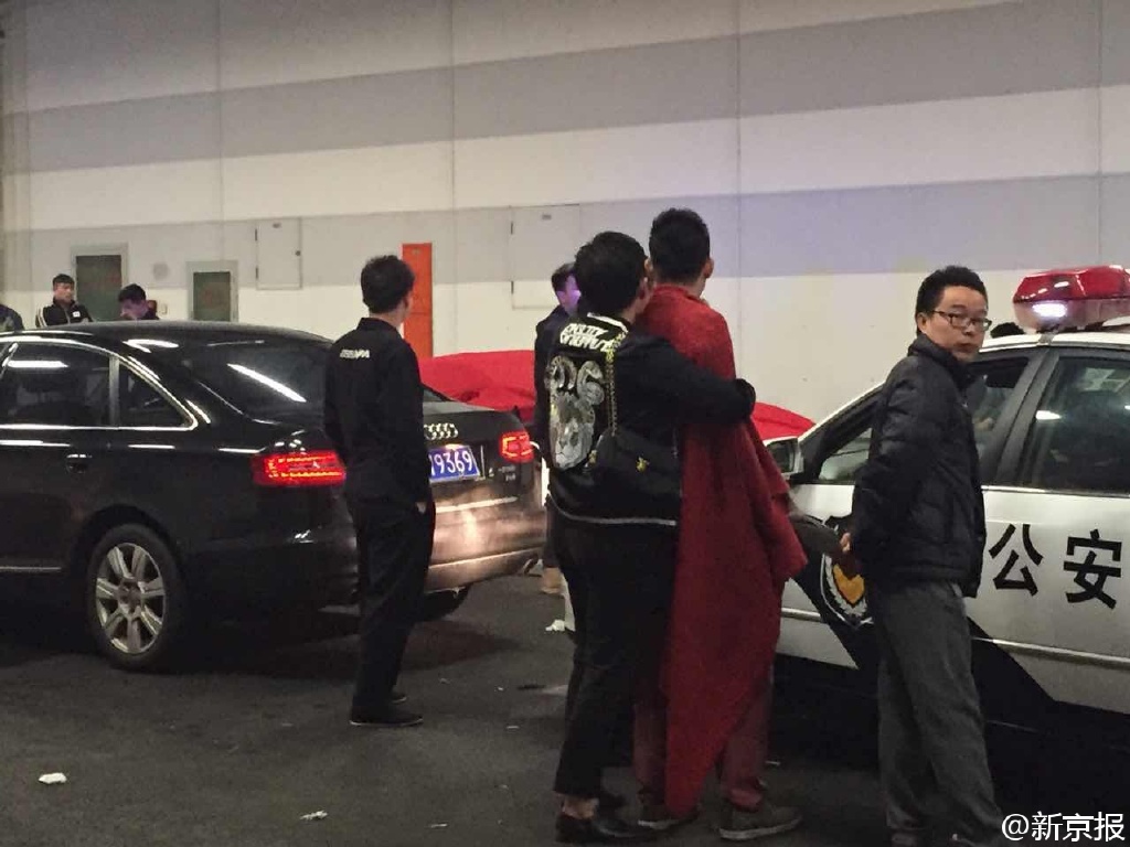 北京鸟巢附近一法拉利与兰博基尼隧道内飙车相撞 