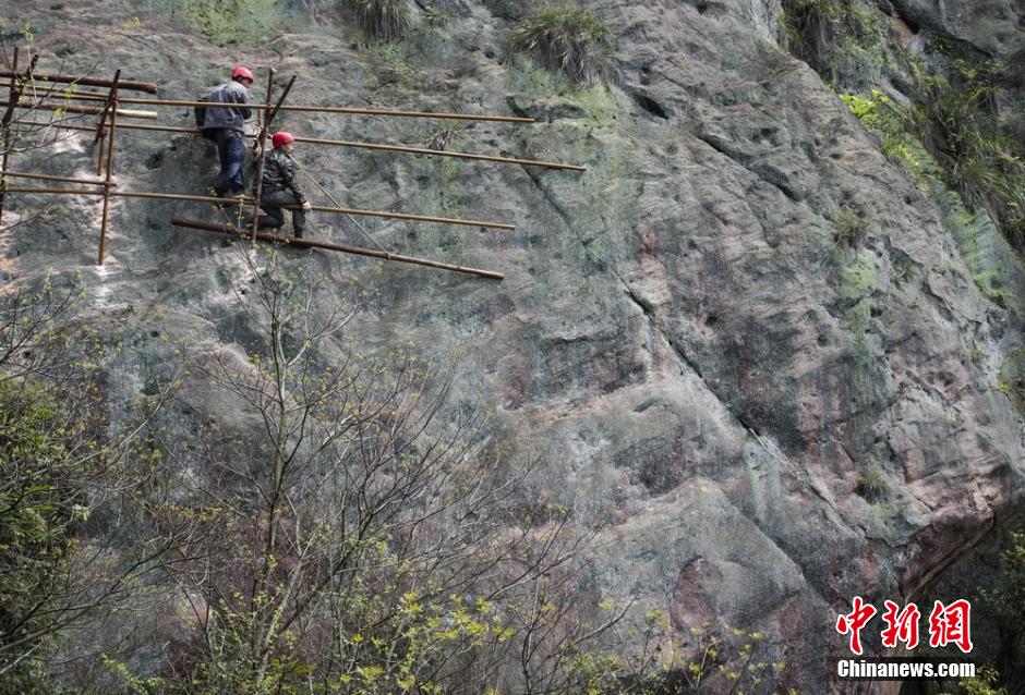 【图片故事】行走在悬崖峭壁上的栈道工