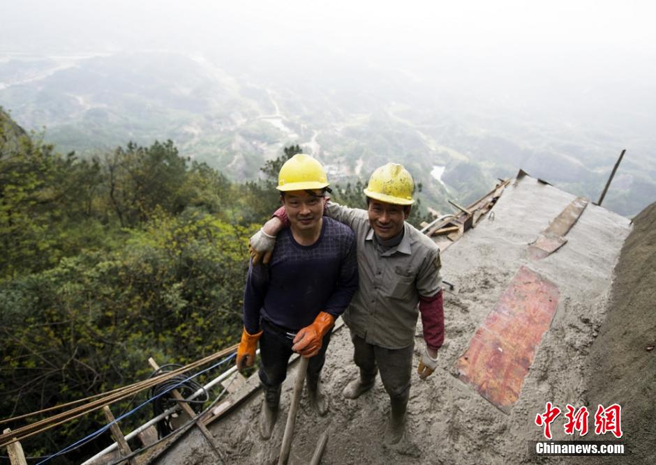 【图片故事】行走在悬崖峭壁上的栈道工