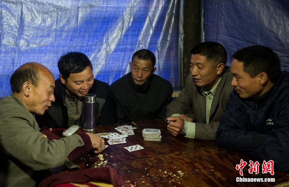 【图片故事】行走在悬崖峭壁上的栈道工