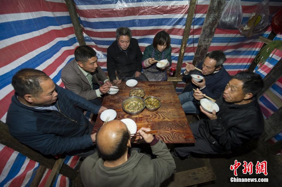 【图片故事】行走在悬崖峭壁上的栈道工