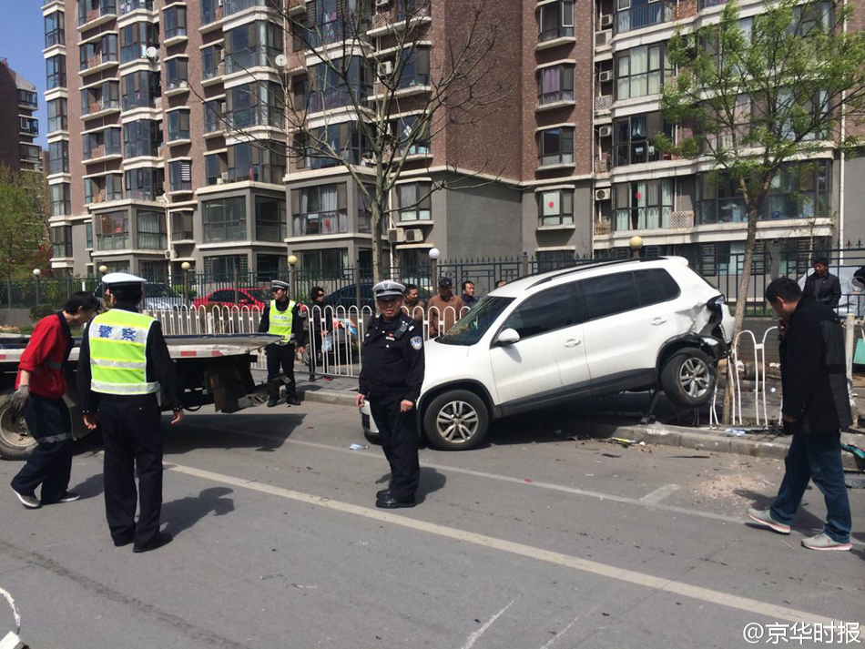 北京：女司机停车连撞6道护栏5辆车