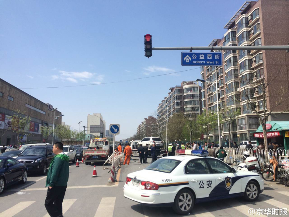 北京：女司机停车连撞6道护栏5辆车