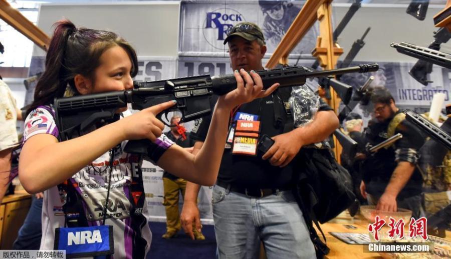 美国年度枪械展 民众可现场“把玩”