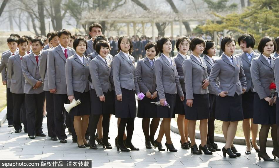 朝鲜女大学生穿制服外出参观