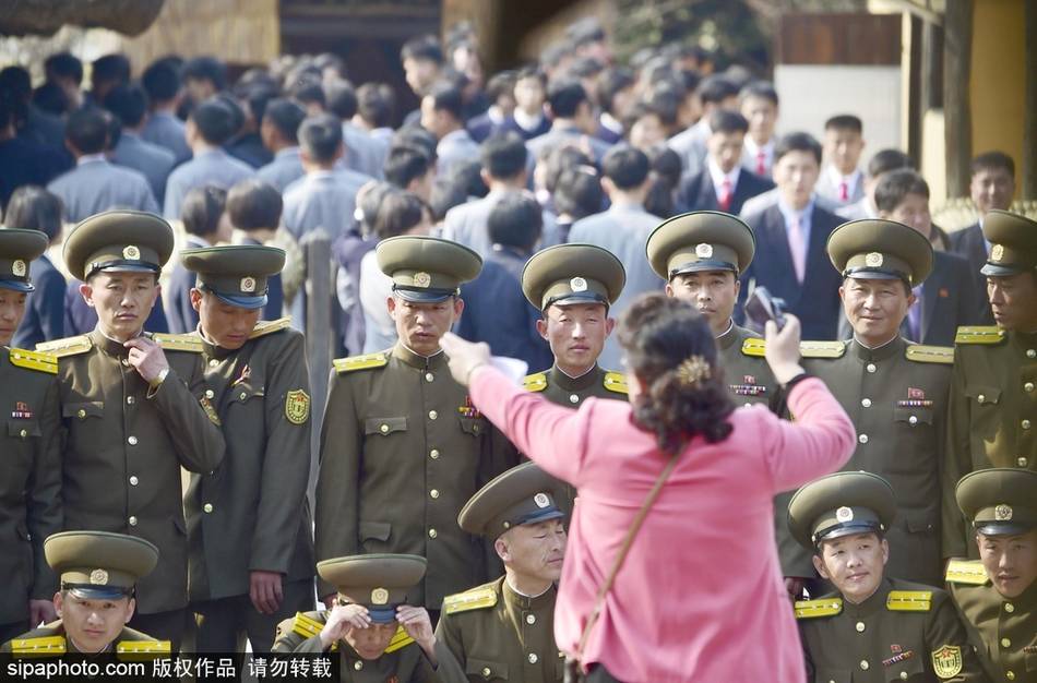 朝鲜女大学生穿制服外出参观