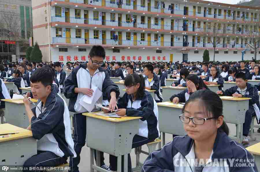 陕西宜川一中学1700余名考生操场露天考试