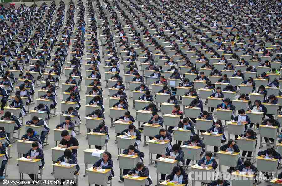 陕西宜川一中学1700余名考生操场露天考试
