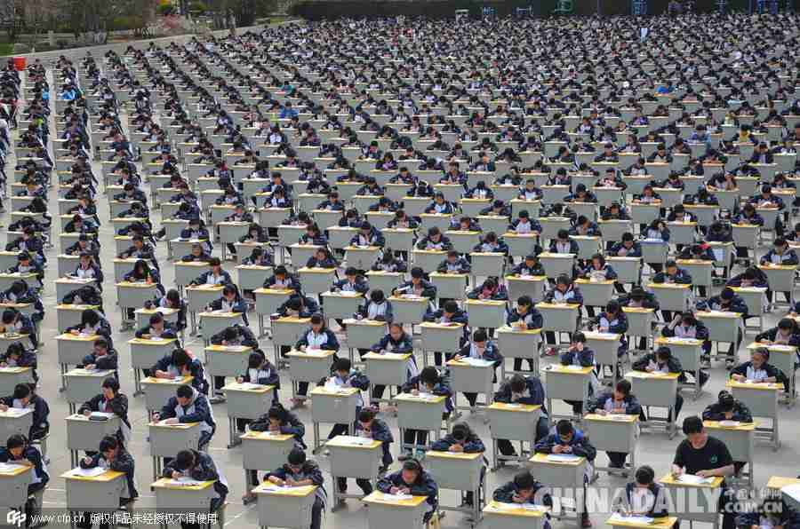 陕西宜川一中学1700余名考生操场露天考试