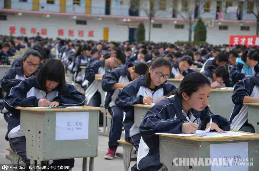 陕西宜川一中学1700余名考生操场露天考试